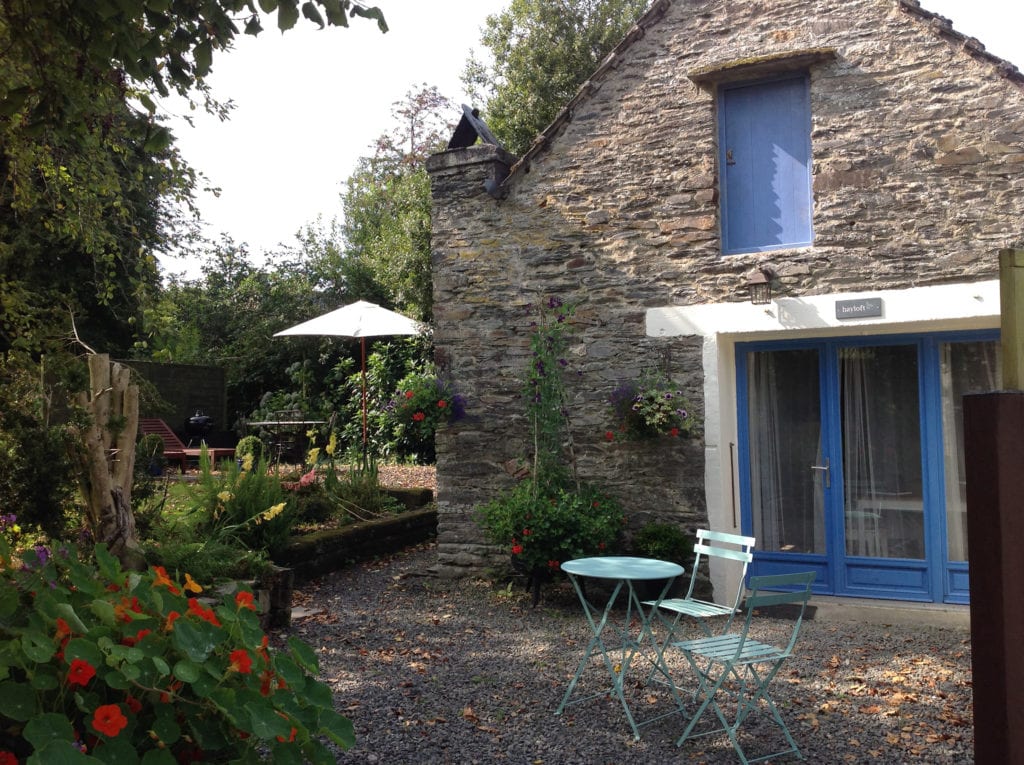 Location de vacances Bretagne avec terrasse privée et jardin | Pet friendly cottages Brittany at Kergudon